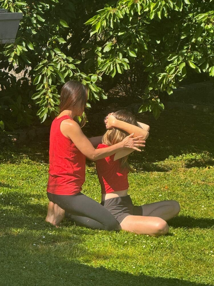 Kim accompagne une élève en cours particulier de yoga thérapie à Molsheim